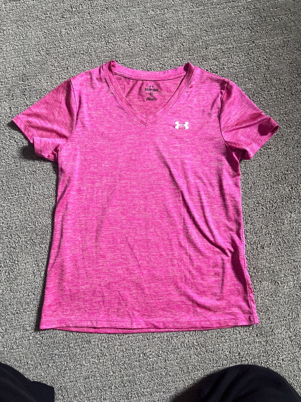 Under Armor Womens athletic v neck tee size xs